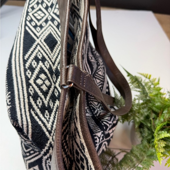 Thirty-One Tribal Black and White Tote - Picture 8 of 11